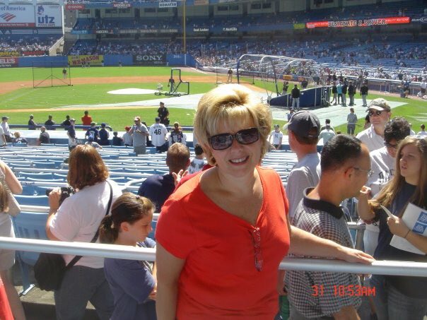 SCbattle_belt's tweet photo. Happy Birthday to Sam's Aunt Lisa! She would've loved to watch another season of the Yankees but we know she'll be an angel in the outfield for them. To the good life! #MondayMotivation #Angels #HappyBirthday #tothegoodlife #BrightestStarLisaDay #HappyLisaDay #happy #family https://t.co/RDBHQQpHkT