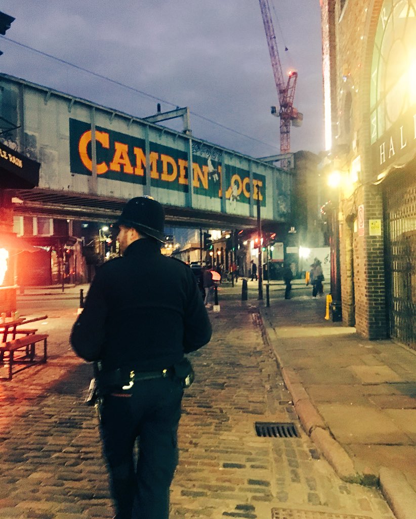 MPSRegentsPark's tweet image. Tonight Officers from @MPSRegentsPark have been conducting static and mobile patrols of #CamdenHighStreet #InvernessStreet &amp;amp; the #LockBridge to deter drug dealers. Lots of people spoken to,a few “just waiting for their mate” ALL of them moved on. Drugs aren’t tolerated by us.