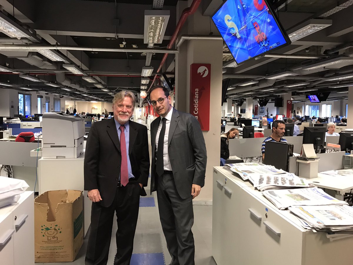 ItalyinARG's tweet photo. Embajador @beppemanzo visita @clarincom junto a su #EditorGeneral @RicardoKirschba . Gracias a todos los #periodistas x escribir sobre #Italia y las relaciones entre 🇮🇹y🇦🇷 #creandopuentes #news #noticias . @ItalyMFA https://t.co/buGYNZbxMt