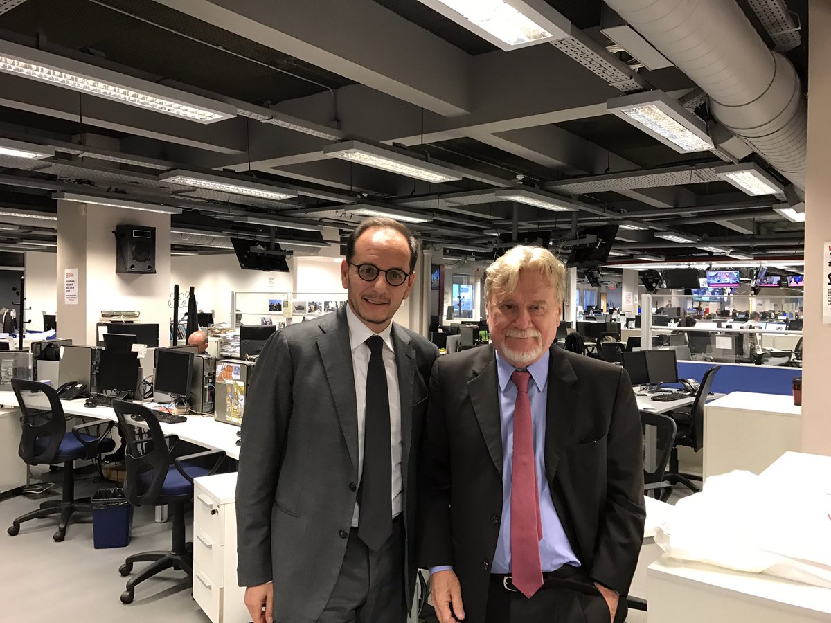 ItalyinARG's tweet photo. Embajador @beppemanzo visita @clarincom junto a su #EditorGeneral @RicardoKirschba . Gracias a todos los #periodistas x escribir sobre #Italia y las relaciones entre 🇮🇹y🇦🇷 #creandopuentes #news #noticias . @ItalyMFA https://t.co/buGYNZbxMt