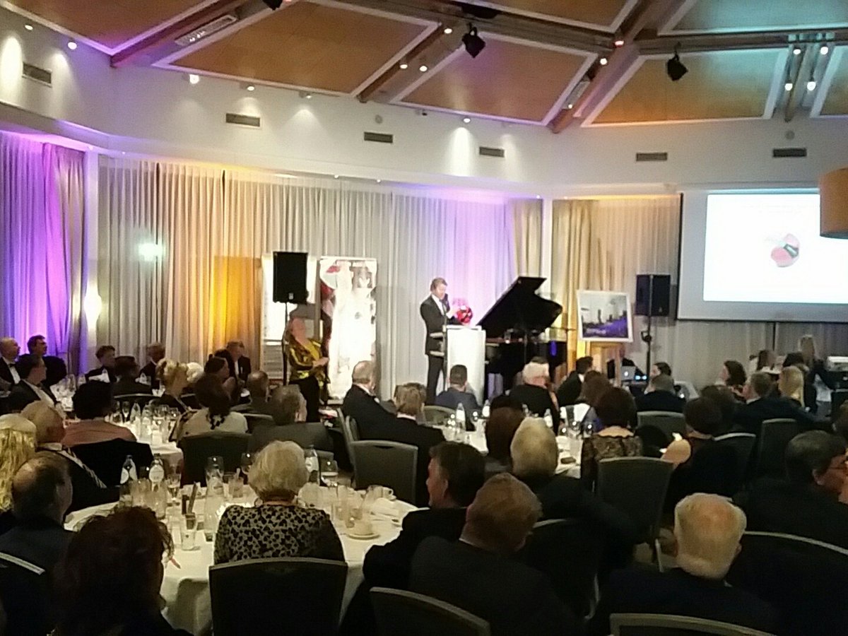 gidsnetwerk's tweet photo. Er wordt goed geboden op de veilingitems o.a. #feijnoord voetbal tijdens het gidnetwerk gala voor #childrenasking https://t.co/sZ4Snm2FUQ
