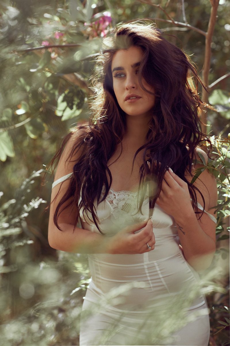 Lauren Jauregui Updates tweet media