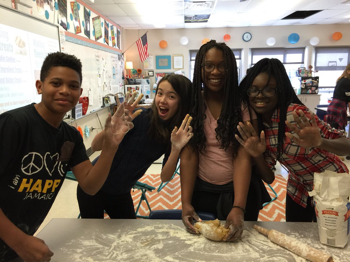 MrsSarahWilder's tweet photo. Justin Bachman’s #LiveLoud presentation and service day! @BradyMiddle 7th graders learning to be kind &amp; help others! #orangelearns https://t.co/0s4QM22KoG
