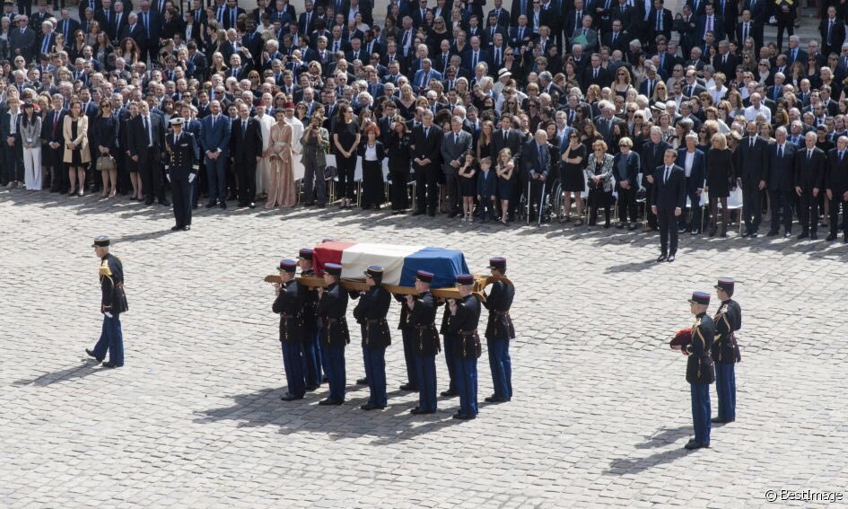 CdeLagarde's tweet photo. La honte nationale Stéphane Poussier devrait être condamné à venir s’incliner devant la dépouille du héros national le lieutenant-colonel Arnaud Beltrame, mercredi aux invalides.
#Trebes https://t.co/W58zgoNLi6