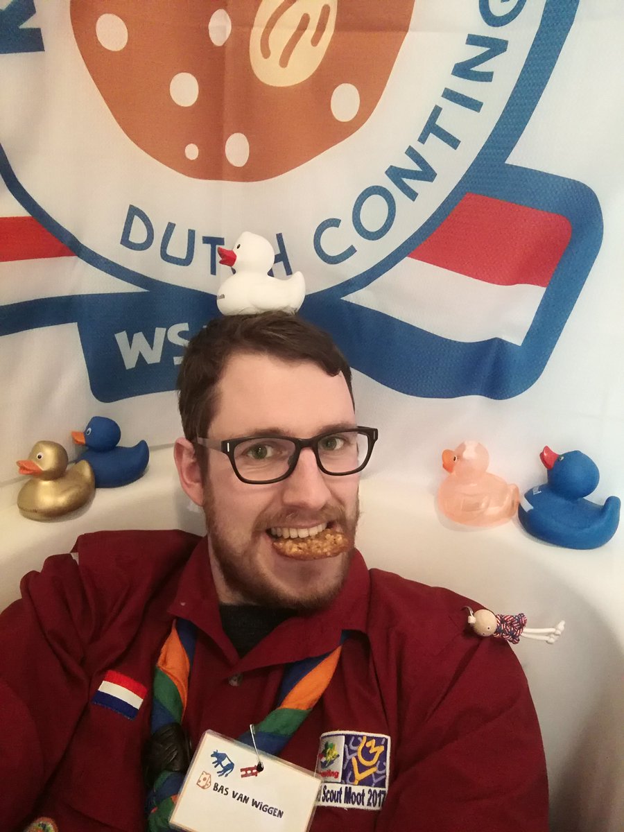 KletskoppenWSJ's tweet photo. En we zijn van start gegaan met de #Kletskoppen challenge! Eet een kletskop op een zo gek mogelijke plek. Bas trapt af met een kletskop in bad. Eva is de volgende! #SpitterSpetterSpater #Jammie https://t.co/CpPu2wGrw9