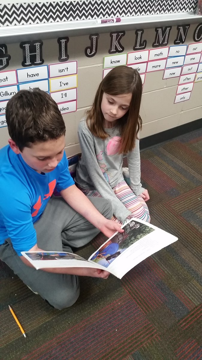 RockCreek5B's tweet photo. Buddy reading as we "paws" for reading! @AnkenyRockCreek #4theLoveofReading https://t.co/RppI4tcPSy