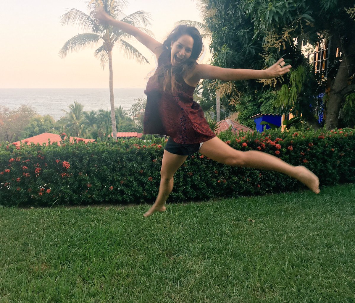 AMCS2011's tweet image. My niece said let’s do a 10 min photo shoot challenge and pose like gymnasts 😂 Her vs Me #ImSoBasic #SheWins