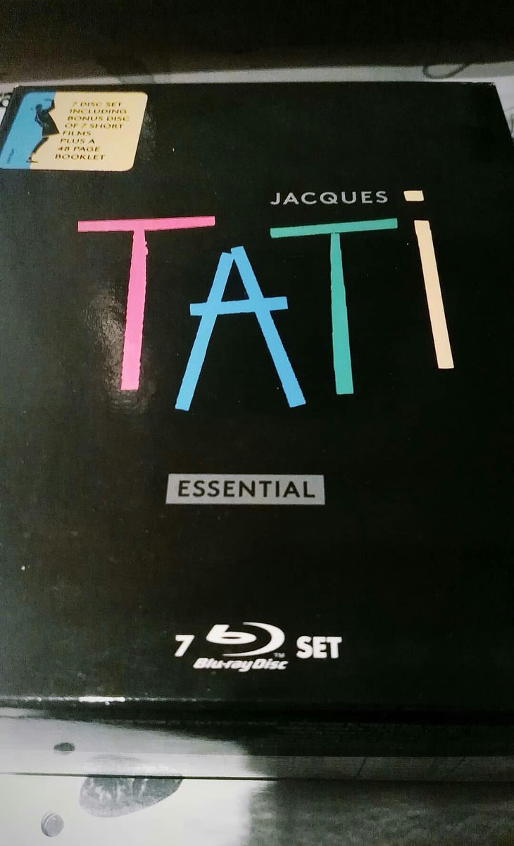 CinematiClub's tweet photo. Hay packs... Y hay packs... Y este de Jacques Tati, uno de los mejores cineastas de la historia, rompe todas las expectativas. https://t.co/yL6GtkEIVW