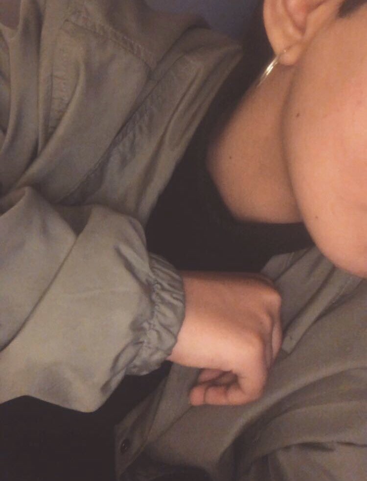احب الشامات اللي بوجهي ورقبتي جداً🖤*