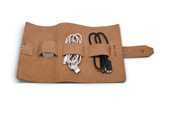 The weather's getting warmer which means that vacations are coming up soon! How are you going to keep your cords from getting tangled during your travels? Try using the Brothers tech wrap! Check them out below before your next big vacation.
#travels #tech

buff.ly/2IVrT83