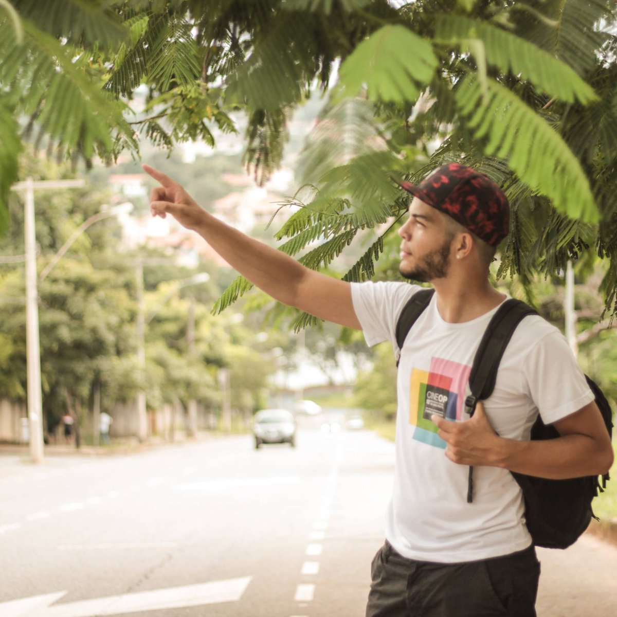 samu_motta's tweet photo. É um pássaro? É um avião? Não! É só um cara apontando pro nada mesmo 😂
foto: b i a  ®
.
.
.
.
#basicamenteisso #levyter #pampulha #comedy #youtuber #2dementes https://t.co/sa6iFt88fa