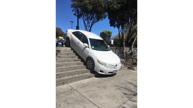 ryanzhelp's tweet image. Look ma, Uber does stairs buff.ly/2GbXuVy via @kron4news #sf #Random #driverfail