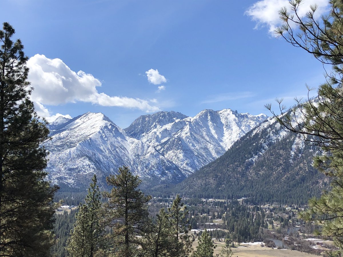 LLGetaways's tweet image. Imagine waking up to this view on your next vacation...#leavenworthluxurygetaways #vacation #leavenworth #NOFILTER 🌷❤️🌼