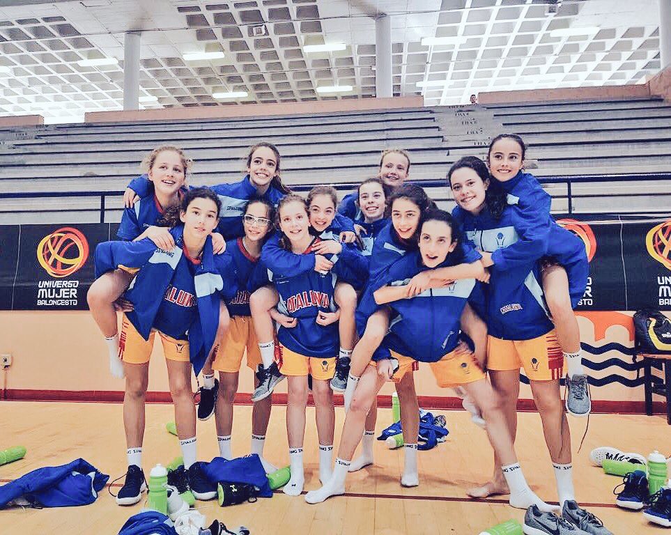 ASRBasketAlmeda's tweet photo. Després d'una extraordinària jornada amb 2 grans victòries, la selecció mini femenina de #CatalunyaBQ amb la Paula i l'Ari, jugadores del #MF06ALM es classifica per les semifinals!!
Demà 17:30 tota la família @FemBasketAlmeda estarem amb vosaltres!! https://t.co/G3wJveIlXu