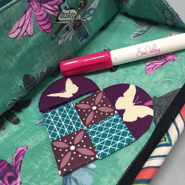 thequiltmachine's tweet photo. Inspired by the weekends #australianpaperpiecing trunk show with @suedaleydesigns I decided to give it a go!! I’m loving it!! I will need a helping hand to work out what to do next lol!! @sewologist @kathrynjonesquilts @stitching_nanny and @rippa_stitcha… https://t.co/dBDJbMIwfc https://t.co/uVFA9EfZst