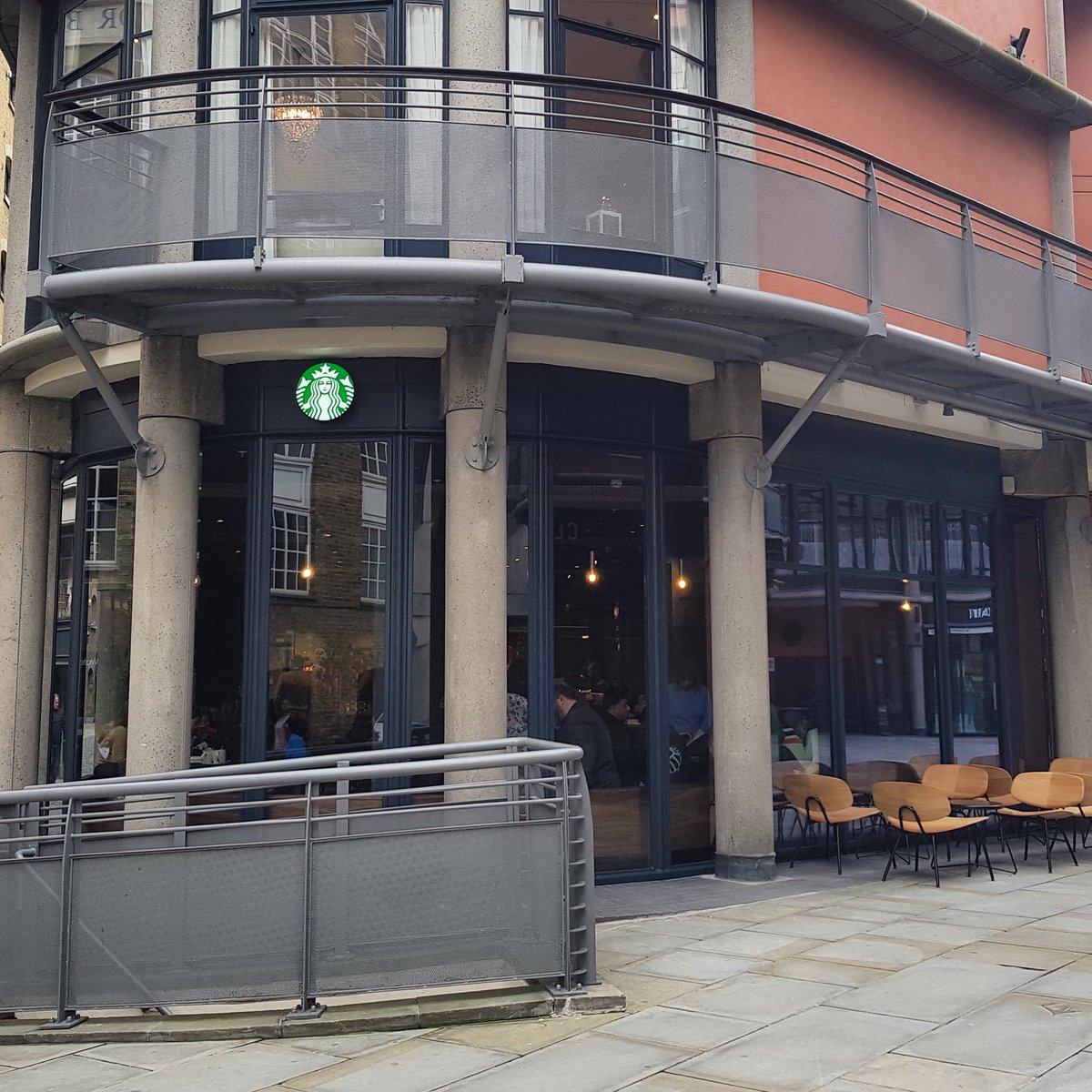 CourageYard's tweet photo. Who noticed a certain familiar face make its return to #ShadThames?

@StarbucksUK have officially reopened in their newly refurbished (and expanded!) unit ☕️🙌 https://t.co/g4NugV6CpP