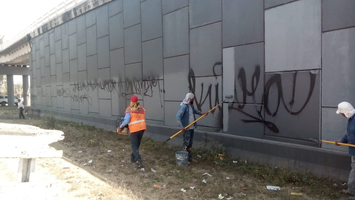 UMOM2018's tweet photo. Conservación de periférico. 
Pintura a muros herradura de la Rosa hacía Colón, precaución. @UMOM2018 @SIOPJal @NetzaOrnelas @NotisistemaVIAL @Trafico_ZMG @DK_GOOS https://t.co/FiZYjbwEKM