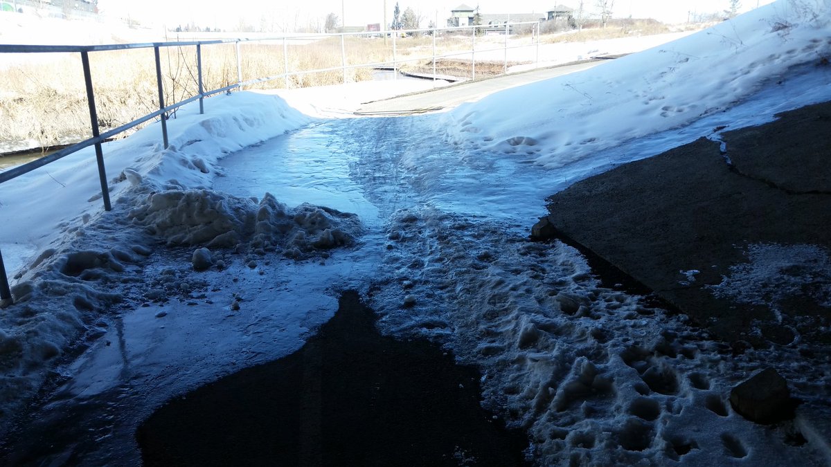 3/4 <a href="/311calgary/">311 Calgary</a> Here not only do we have ice, but the city contractor left a lovely pile of snow in the pathway, making a large basin for more ice. #youhadonejob #atleastyoutried