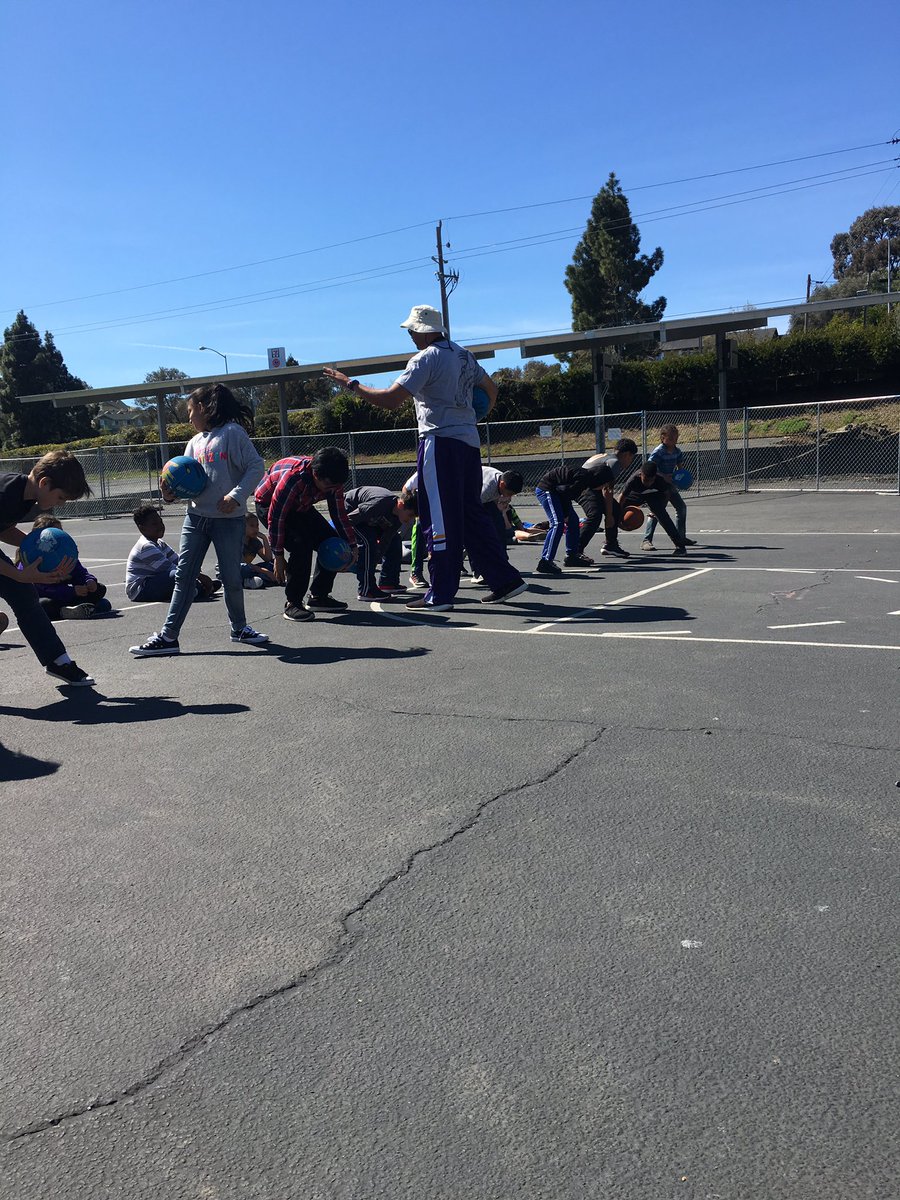 mrspetrellese's tweet photo. Enjoying this beautiful afternoon with Mr. Randall learning about teamwork and basketball! https://t.co/q9b9XTApgp