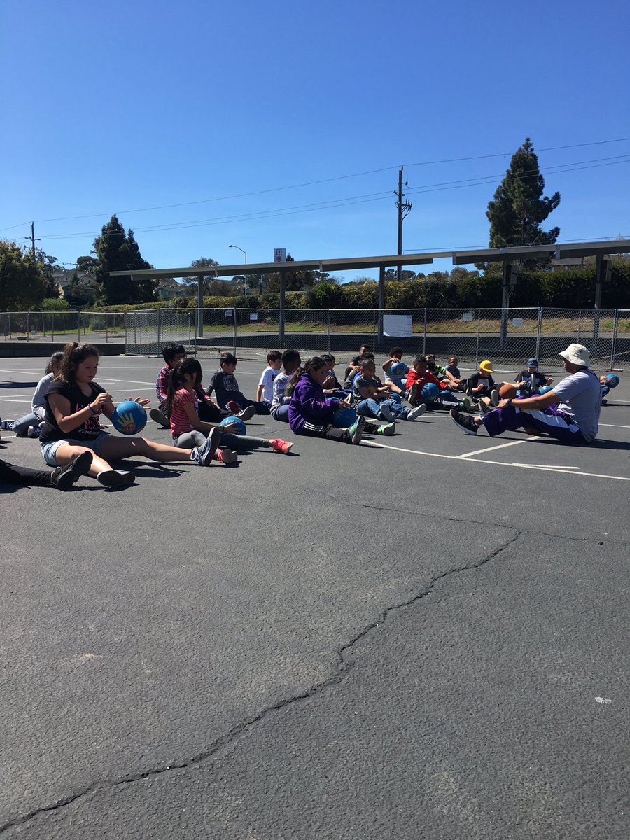mrspetrellese's tweet photo. Enjoying this beautiful afternoon with Mr. Randall learning about teamwork and basketball! https://t.co/q9b9XTApgp
