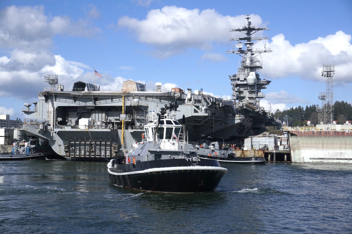 It takes teamwork to move an aircraft carrier like @NimitzNews into dry dock at @PSNSandIMF on @NavalBaseKitsap. #NWNavy #Security Read more at homeportnorthwest.wordpress.com/2018/03/26/tug…