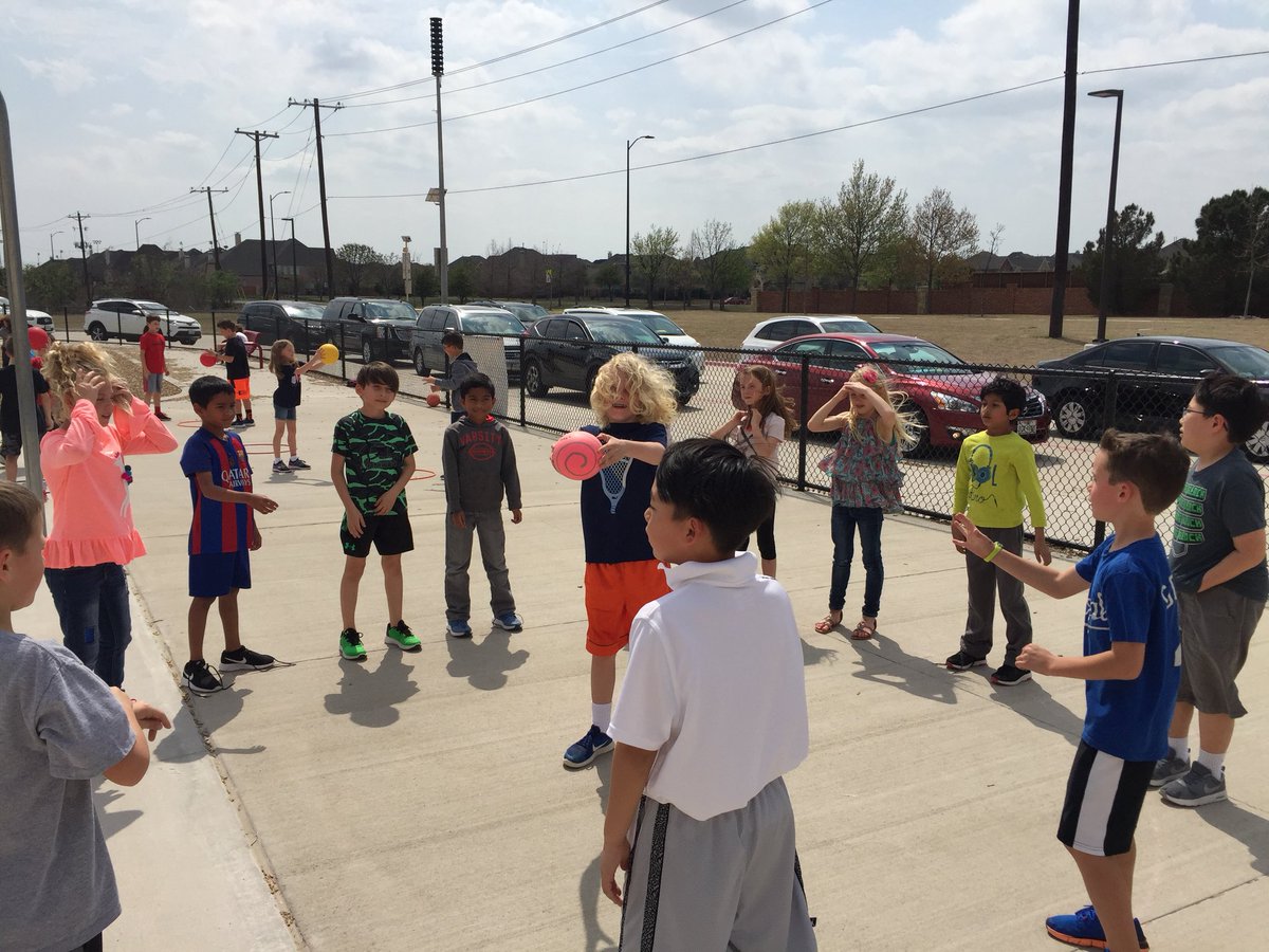 VaughnElemFISD's tweet photo. We had a blast with Dr. Recess!! Recess will look a little different after today! So excited!
#DrRecess #HealthyZoneSchoolInTraining https://t.co/WnSyLjZXar