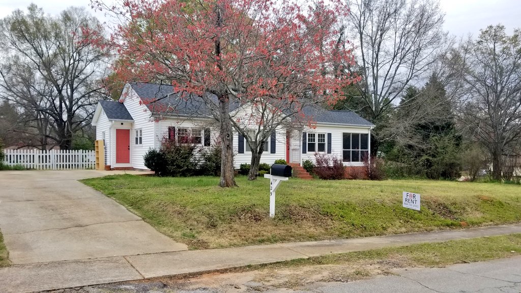 ClemsonLiving's tweet photo. Cute 2 bedroom, 1 bathroom home in #PendletonSC now available!  Large fenced back yard, hardwoods throughout. 

$1,100/month. Visit https://t.co/2JGcXMNGUZ to apply! https://t.co/ouq1S69QG6