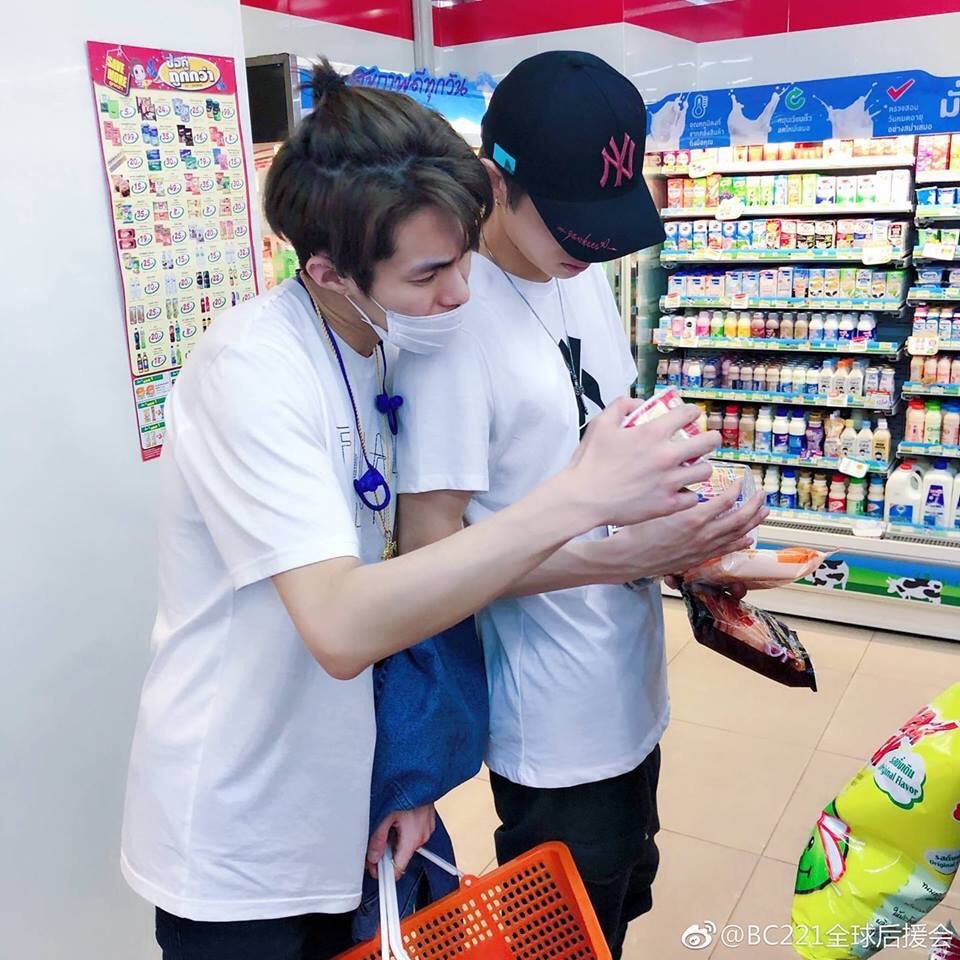 ffernder's tweet photo. ลองมาไล่ดู ถ้านับตามเวลาที่ออกจากรายการ #idolproducer แล้วมาไทย คนแรกที่มาเลยน่าจะ #zhaoyuche ต่อมาก็มาร์ค #huangshuhao แล้วก็ตอนนี้สองพี่แห่งคุนอิน #yueyue #muziyang สรุปมา 4 คนแล้วนะ 5555555555555 https://t.co/eMT6tX4XJk