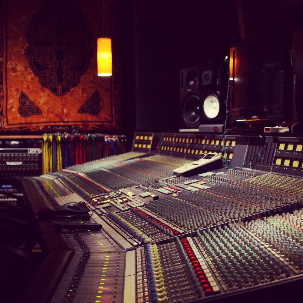 SonicScoop's tweet photo. Where will you find one of the mightiest SSL 9000 J consoles in NYC? An unexpected studio is our latest “Sweet Spot”: https://t.co/Y988rFzJsK @papooseonline #sostudio #studiOH #music #producerlife #studiolife https://t.co/vGqwTEXeh8