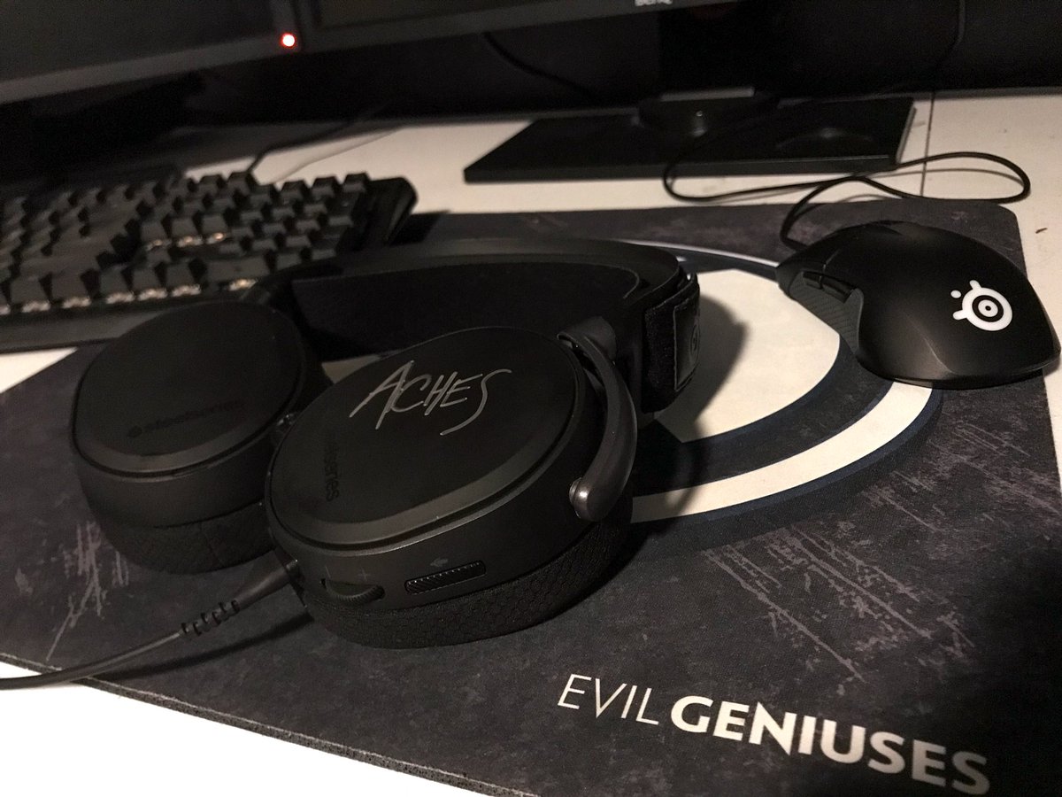 ACHES's tweet image. Signed spare. Who wants an upgrade to the new Arctis Pros? 💪🏼

RT and comment to enter, winner will be chosen tomorrow!