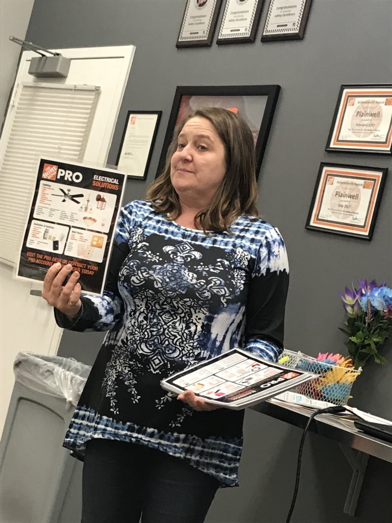 JanaVugteveen's tweet image. April Leading the DH Staff meeting with a fantastic MRO PK!! Great job!! #AssociateDevelopment @ELoichinger @donwehner2771 @BrandonReinoehl @troyer_paige @bobsaniga @HomeDepot2771