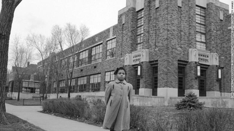 CNN's tweet photo. Linda Brown, who as a little girl was at the center of the Brown v. Board of Education US Supreme Court case that ended segregation in schools, has died, a funeral home spokesman said https://t.co/0To0RcvQmR https://t.co/3SjgVFnbBJ