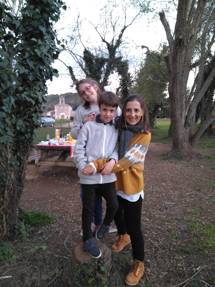NeusMart1's tweet photo. Un any més...a buscar ous de Pasqua amb la millor companyia!! 🍫🌾🐣🐇 #Salitja #SetmanaSanta #friends https://t.co/mFWFy8e56h