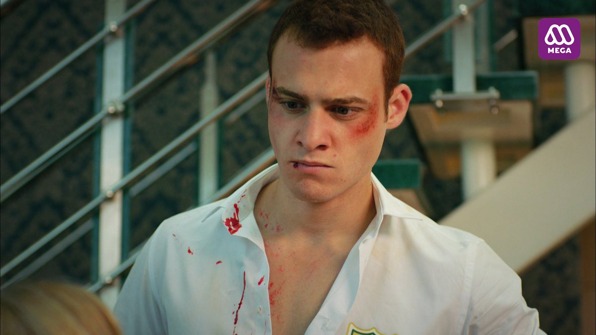 Kerem acusa al profesor Cihan con su madre de haberlo golpeado.
Síguenos en #Zeynep a través de <a href="/Mega/">Mega</a>