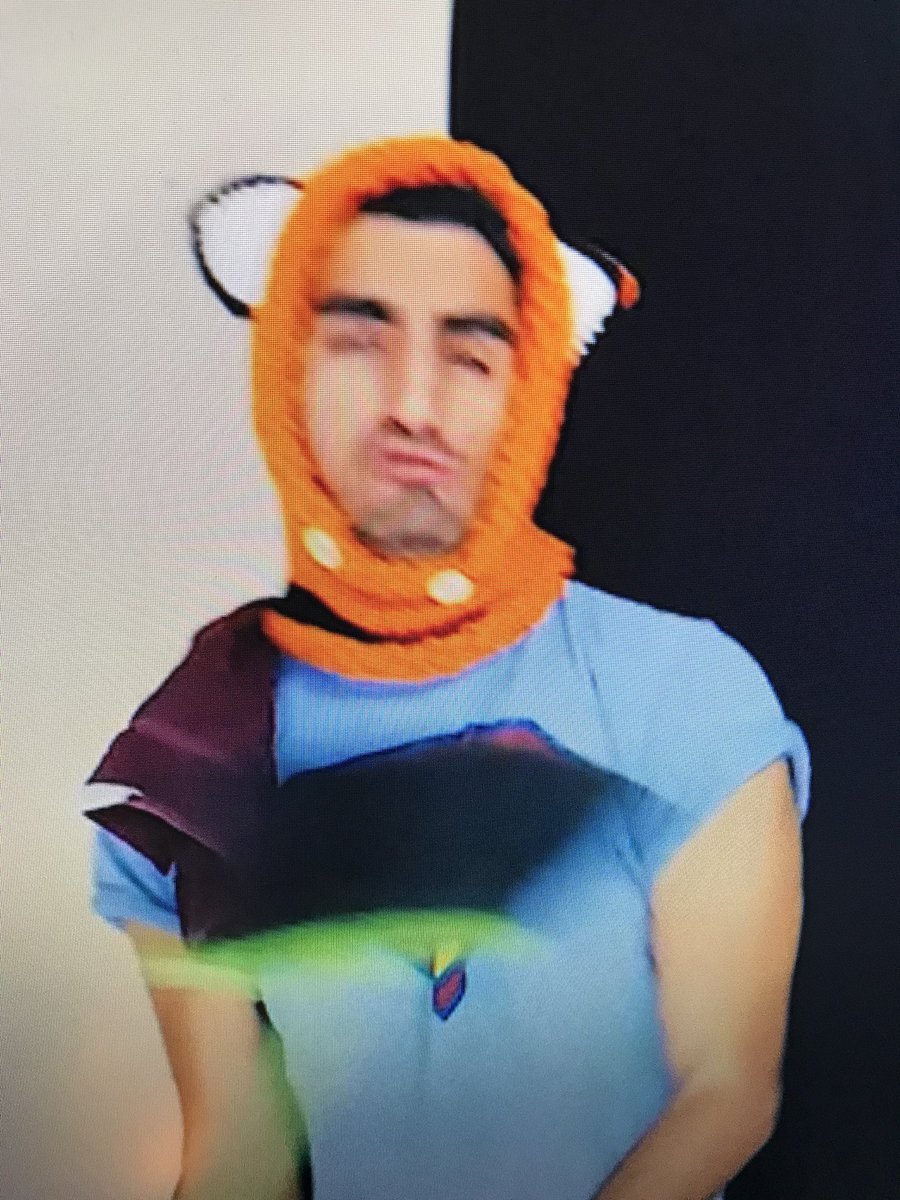 Ioolandy's tweet image. When you are watching the new video from @DerekGerard and you stop it to get some water 😂😂😂