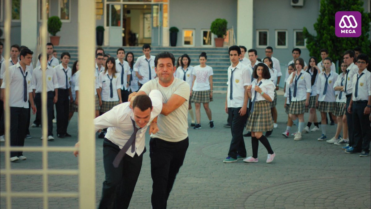 El profesor Cihan echa a Kerem del colegio.
Síguenos en #Zeynep a través de <a href="/Mega/">Mega</a>