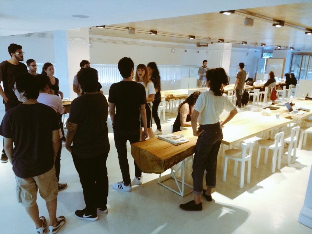 coletividad's tweet photo. Hoje mais cedo lá na #FLAGCX em mais uma visita incrível com estudantes! 💙 https://t.co/azEwcqOeUg