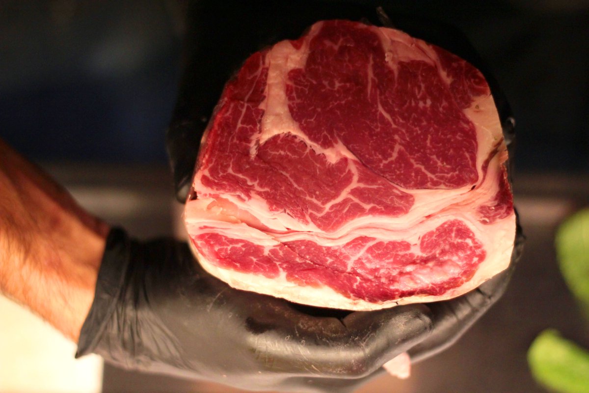 Una vez terminado el proceso de maduración a temperatura y humedad controladas, asi queda el ojo de bije que servimos.

#CarneMadurada #CarneYVermut #ParaTodaLaGente