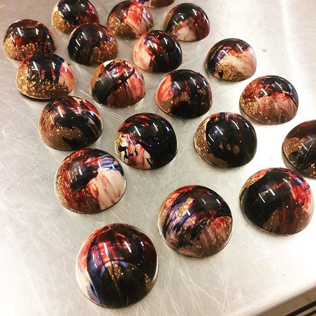 iceculinary's tweet photo. #Repost @aleksorman: "Bonbons practice, before practical exam." #ICEculinary #culinaryvoice #bonbons #beantobar #culinaryschool #beantobarchocolate #ICEChocolateLab #chocolate #🍫 #nyc #newyork_ig https://t.co/QDik4M2cy8 https://t.co/YLnZVMmPNu