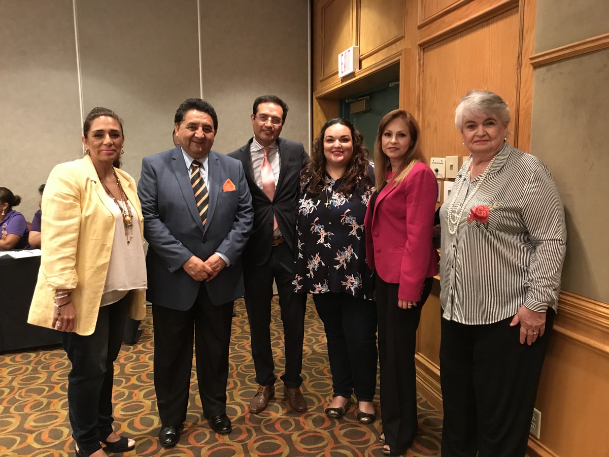 ConsulMexMAC's tweet photo. El Cónsul Eduardo Bernal, @egbernalm visitó la organización "Mujeres arriba", dedicada al empoderamiento de la mujer del RGV, donde impartió sesión informativa sobre los trámites y servicios integrales que se ofrecen en @ConsulMexMAC para ellas #VAIM #VDS @jacobprado6 https://t.co/sHbkHiC4sc