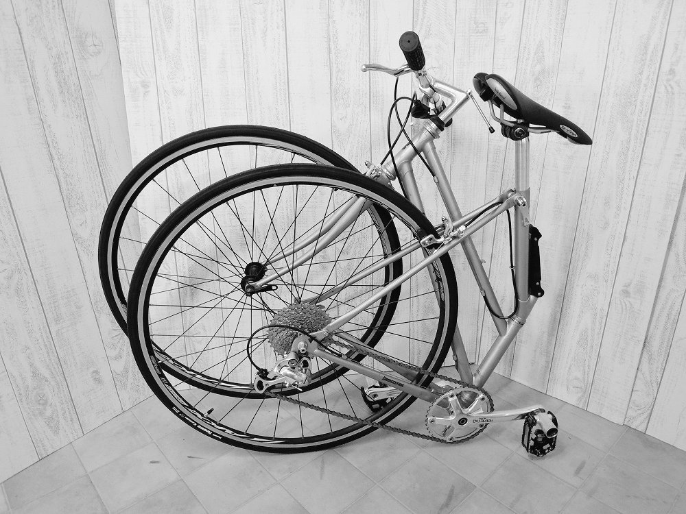 これは「瞬間折りたたみ」というコンセプトで、ワンタッチピクニカと同じ頃に生まれた。

見た目がスポーティーな700Cで、センターにある金具を持ち上げるとそこを軸として半分に折りたためる。

80年代ロード基準なので、改造もしやすい。
走行性能もバッチリだ。