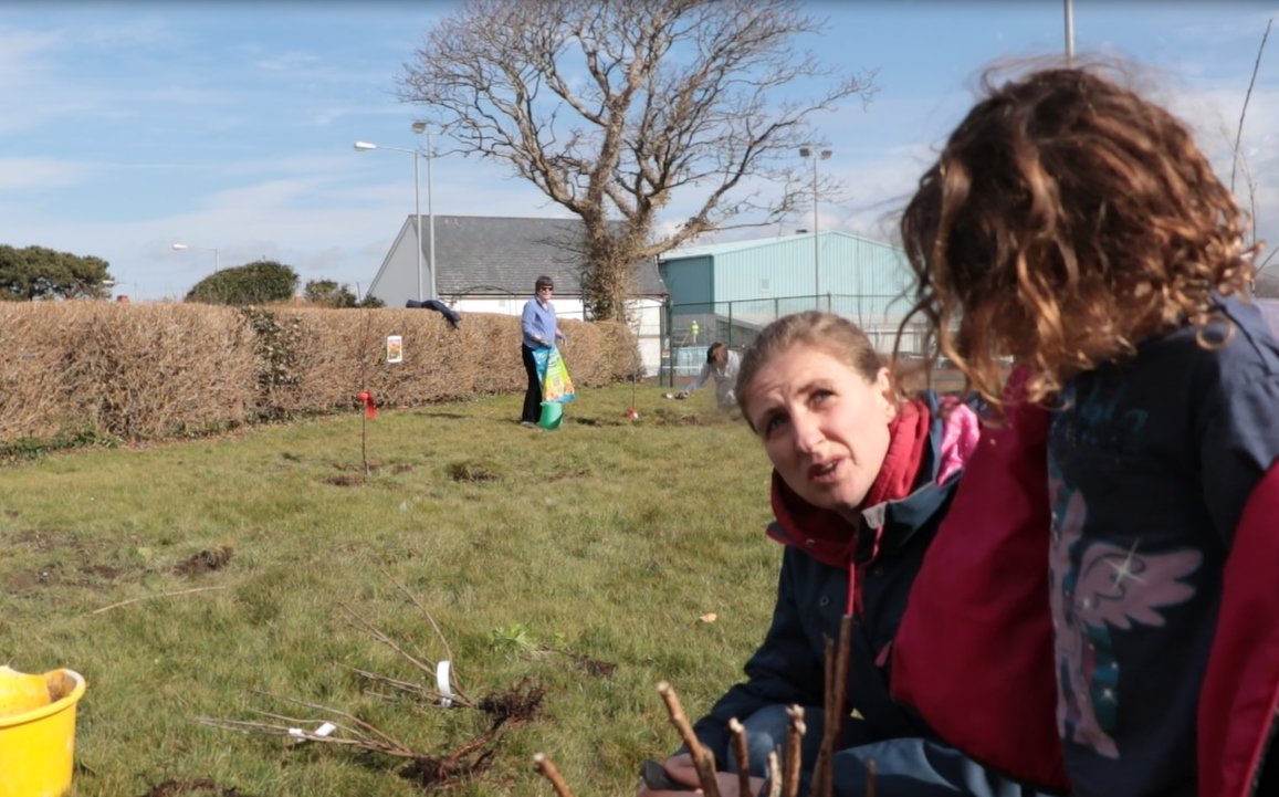 HutchfolkMedia's tweet photo. @EdenCommWales @NorthWalesTweet @BBCWales Great sense of #togetherness and #conviviality filming the community planting of a #forestgarden at #ysgoltywyn today. #Usingwastedspace #GreenerTywynGwyrdd #OneGreenChange https://t.co/2Bg6eRtQ30