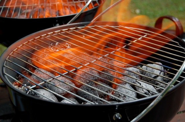 TailgaterMag's tweet photo. A few barbecue no-no's. One involves your tongue. https://t.co/DWi72HWS4M #BBQwisdom https://t.co/yLSm5K7eOq
