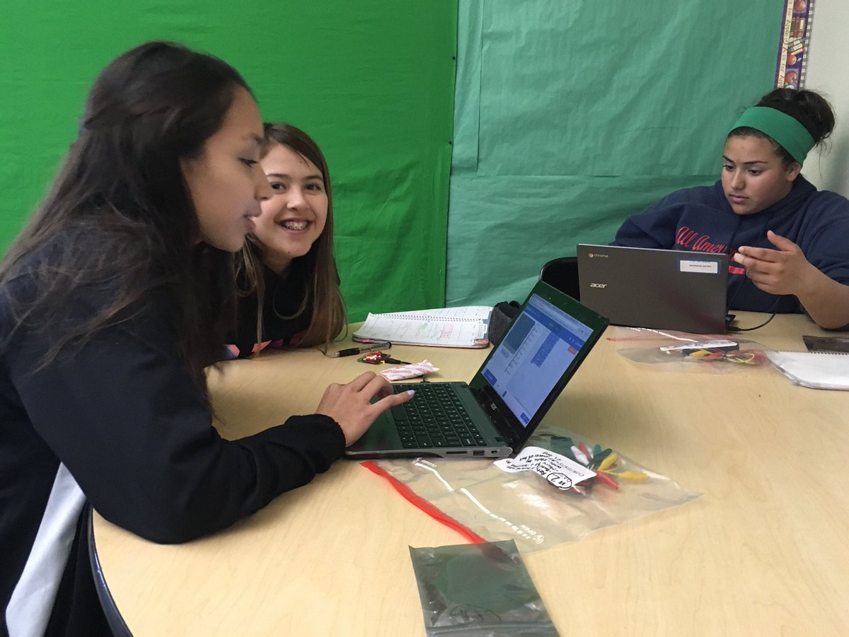 MillerMSlibrary's tweet image. Students hard at play.... er, work with the micro:bits purchased with grant funds from @IACUE. @MillerMSlibrary #IAcue @EdTechAri @mrsweinstein @Innovation #InnovationGrant @RUSD_ILE