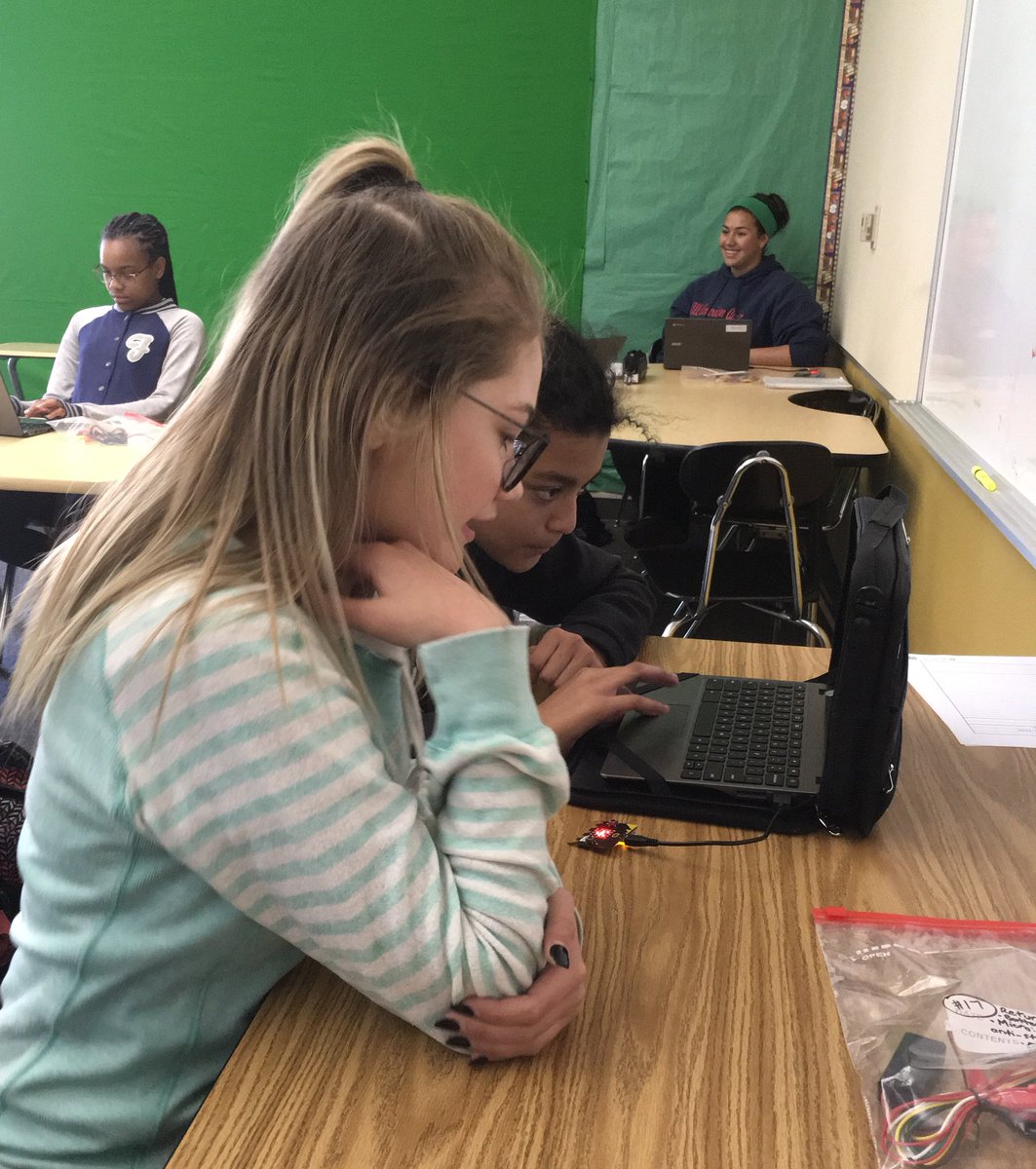 MillerMSlibrary's tweet image. Students hard at play.... er, work with the micro:bits purchased with grant funds from @IACUE. @MillerMSlibrary #IAcue @EdTechAri @mrsweinstein @Innovation #InnovationGrant @RUSD_ILE