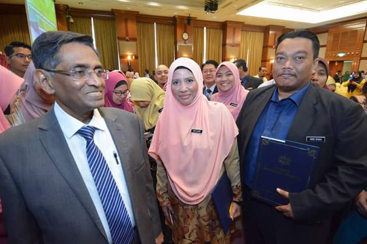 KKMPutrajaya's tweet photo. Sekitar Majlis Perkhidmatan Cemerlang Kementerian Kesihatan Malaysia 2017 di Putrajaya.

Tahniah kepada kakitangan KKM yang memenangi Anugerah Perkhidmatan Cemerlang. 

https://t.co/LMoG2TX8pz

#kkmterbaik
#kamisediamembantu
#APC2017 https://t.co/SLdwdpSSQx