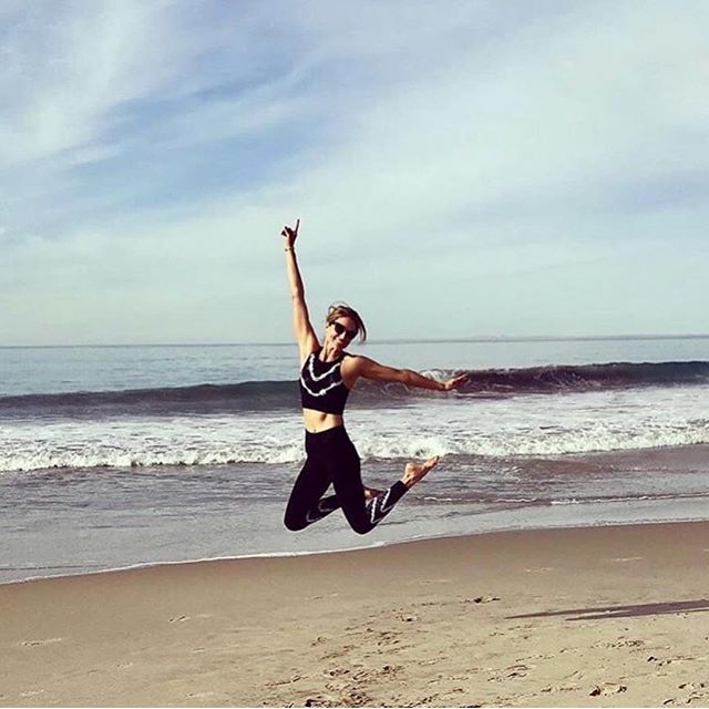 lyonandpost's tweet photo. Sunny spring nights are the best when you are wearing Electric &amp; Rose’s Sunset Legging and Greyson Crop Bra #farewellfittingrooms #lyonandpost https://t.co/jXPCH6hIGD