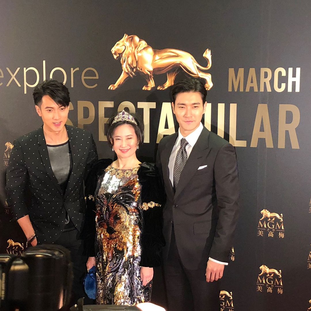 180325 - michelle_biumui IG update with Siwon with Liam Hemsworth and Wu Chun: '#mgmcotai #explorespectacular #mgmtheatre #siwon #崔始源 #吳尊 #liamhemsworth #starstuddedevent #entertainment #artistry'