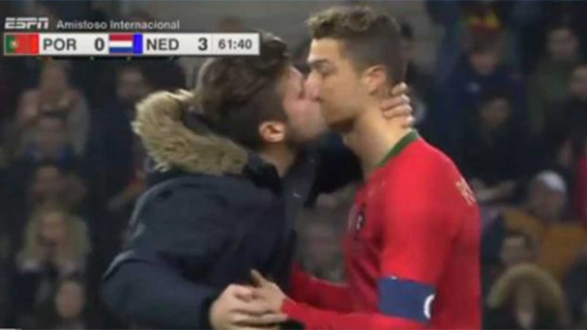 7sport On Twitter Fan Plants A Kiss On Cristiano Ronaldo During