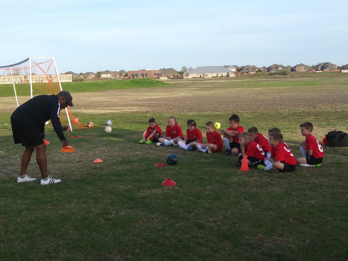 CoachAdeHarding's tweet image. Our TNT 2009 Boys receiving insightful info and training on how to play soccer properly @QTSoccerAcademy